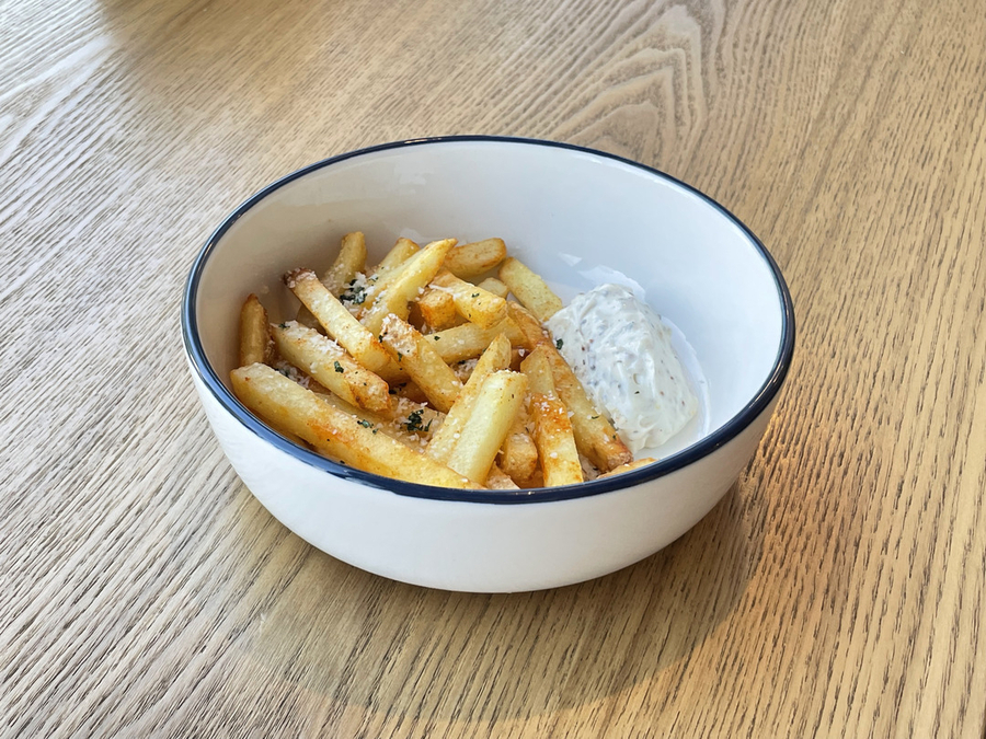Картофель фри с трюфельным айоли