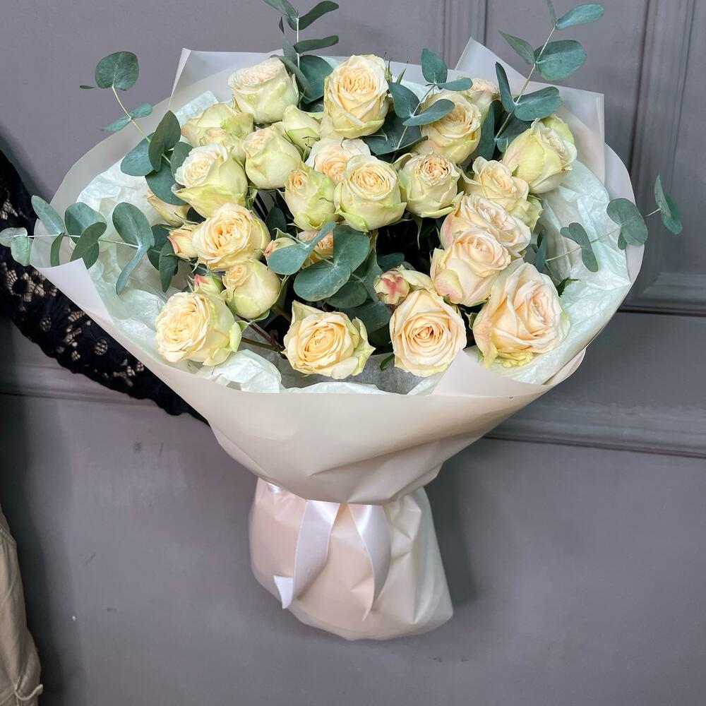 Роза кустовая персиковая с эвкалиптом