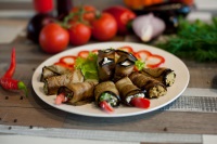 Рулетики из баклажанов с орехами