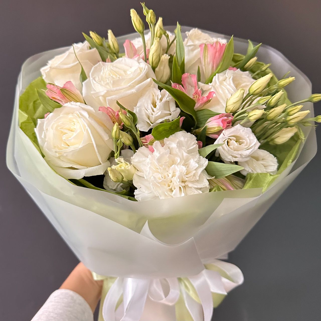 Сборный букет из роз, альстромерии и лизиантусов