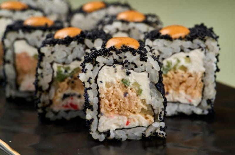 Ролл с крабом, жареным лососем и икрой