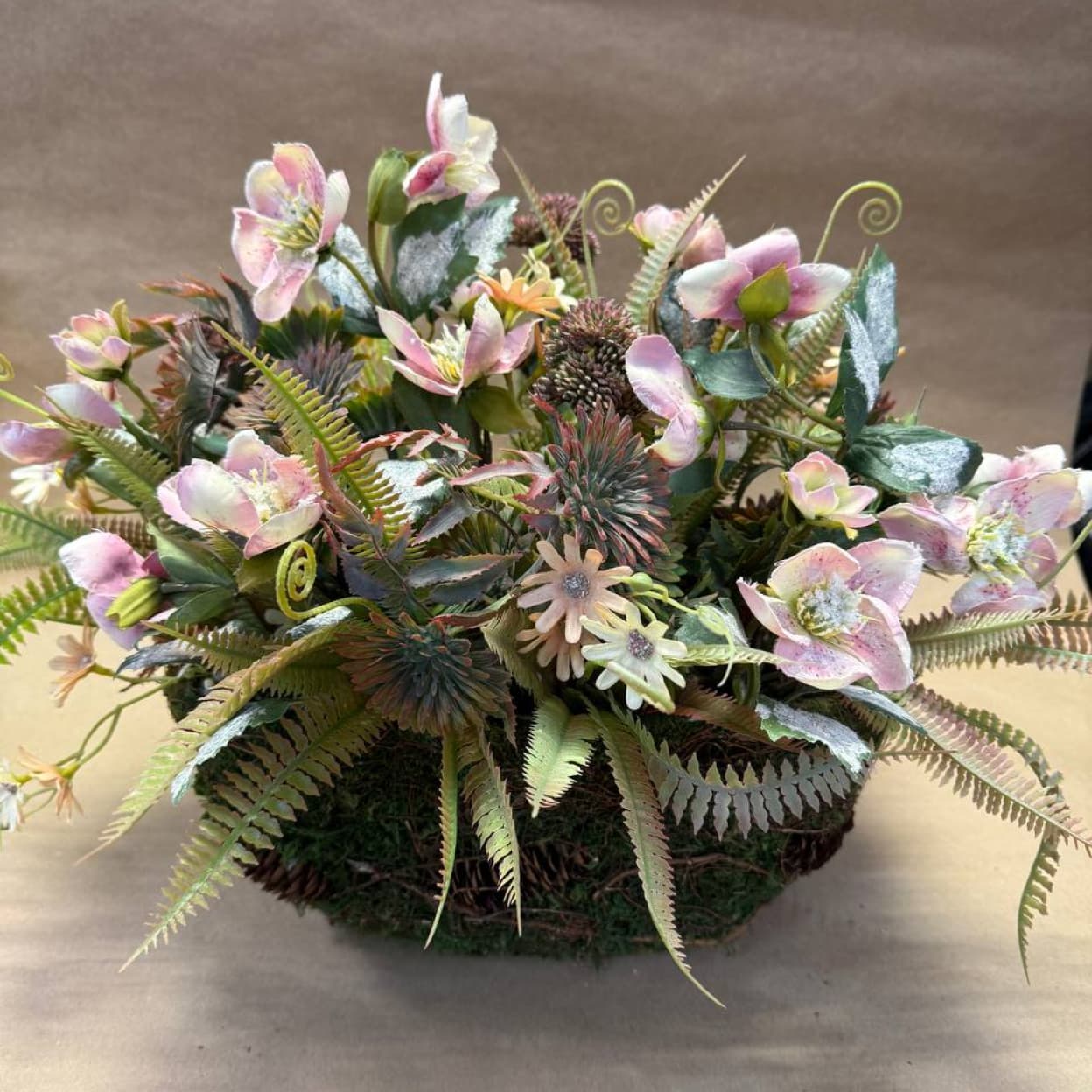 Композиция из искусственных интерьерных цветов