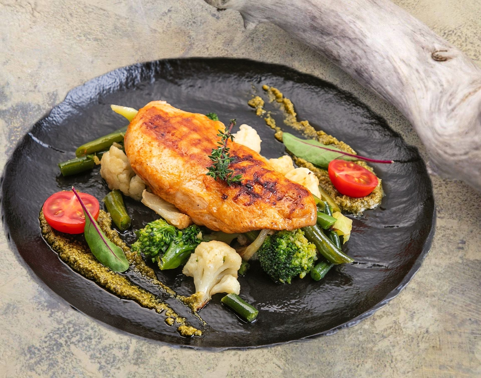 Куриная грудка гриль с паровыми овощами и соусом песто