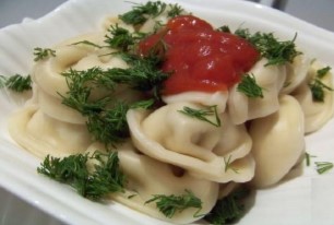 Пельмени отварные с кетчупом