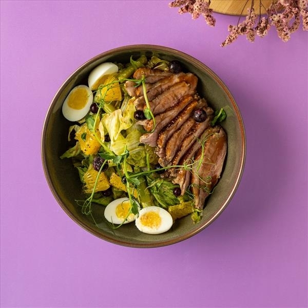 Салат с запеченой утиной грудкой и спржей