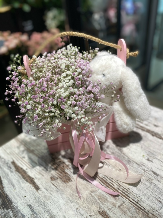 Ящик с цветной гипсафилой и мягкой игрушкой