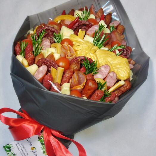 Букет мужской с копчеными колбасками, балыком и косичкой