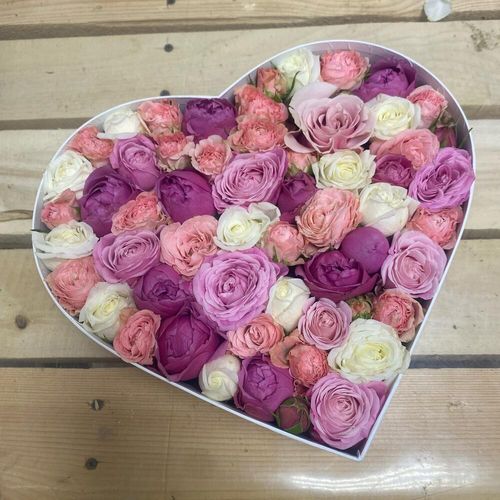 Цветы в коробке в форме сердца