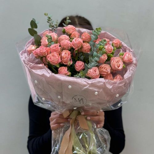 Букет из пионовидных кустовых роз