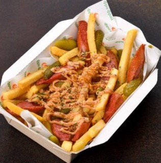 Картофель фри с говяжьей колбаской и маринованными огурчиками