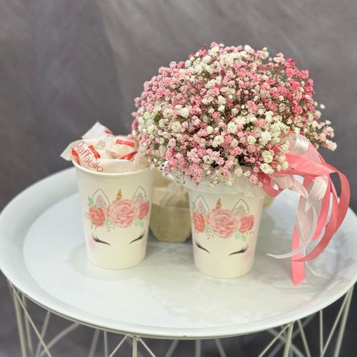 Букет из гипсофилы в стаканчике с Рафаэлло