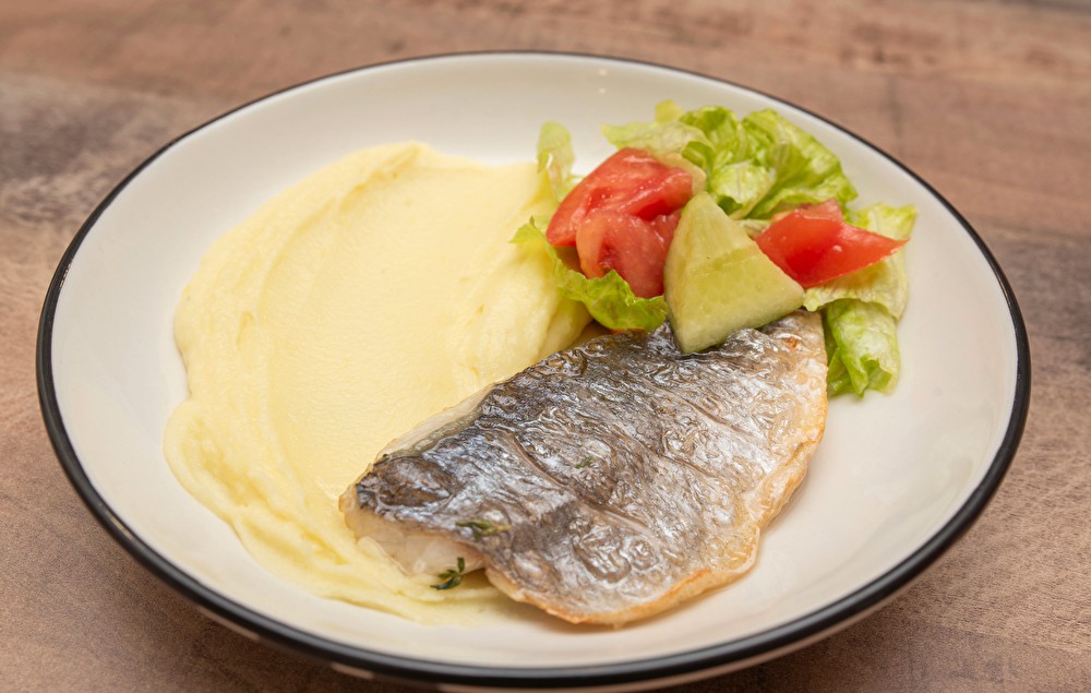 Дорадо на подушке из картофельного пюре