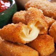 Сырные палочки с брусничным соусом