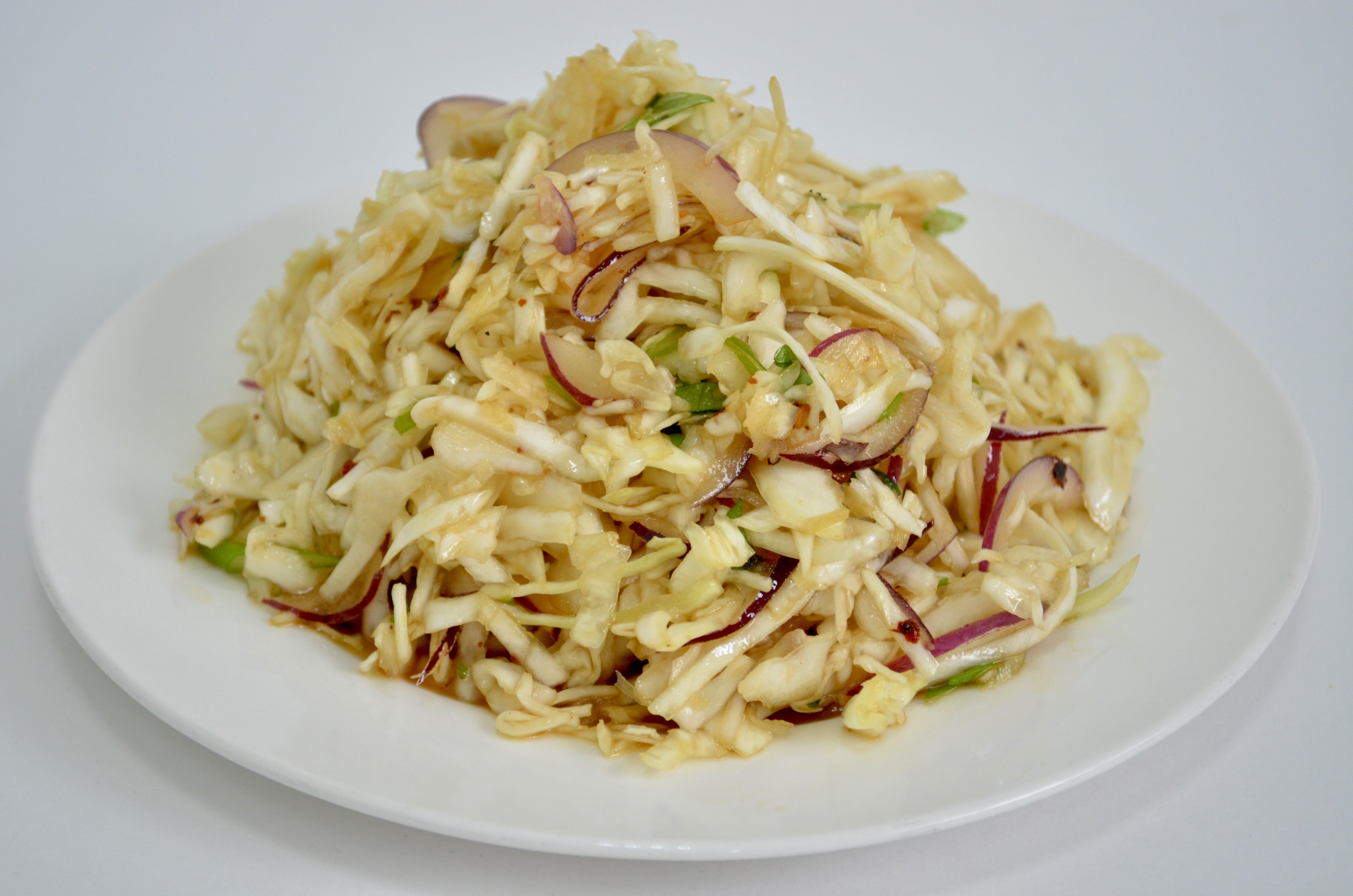 Салат из капусты с красным луком