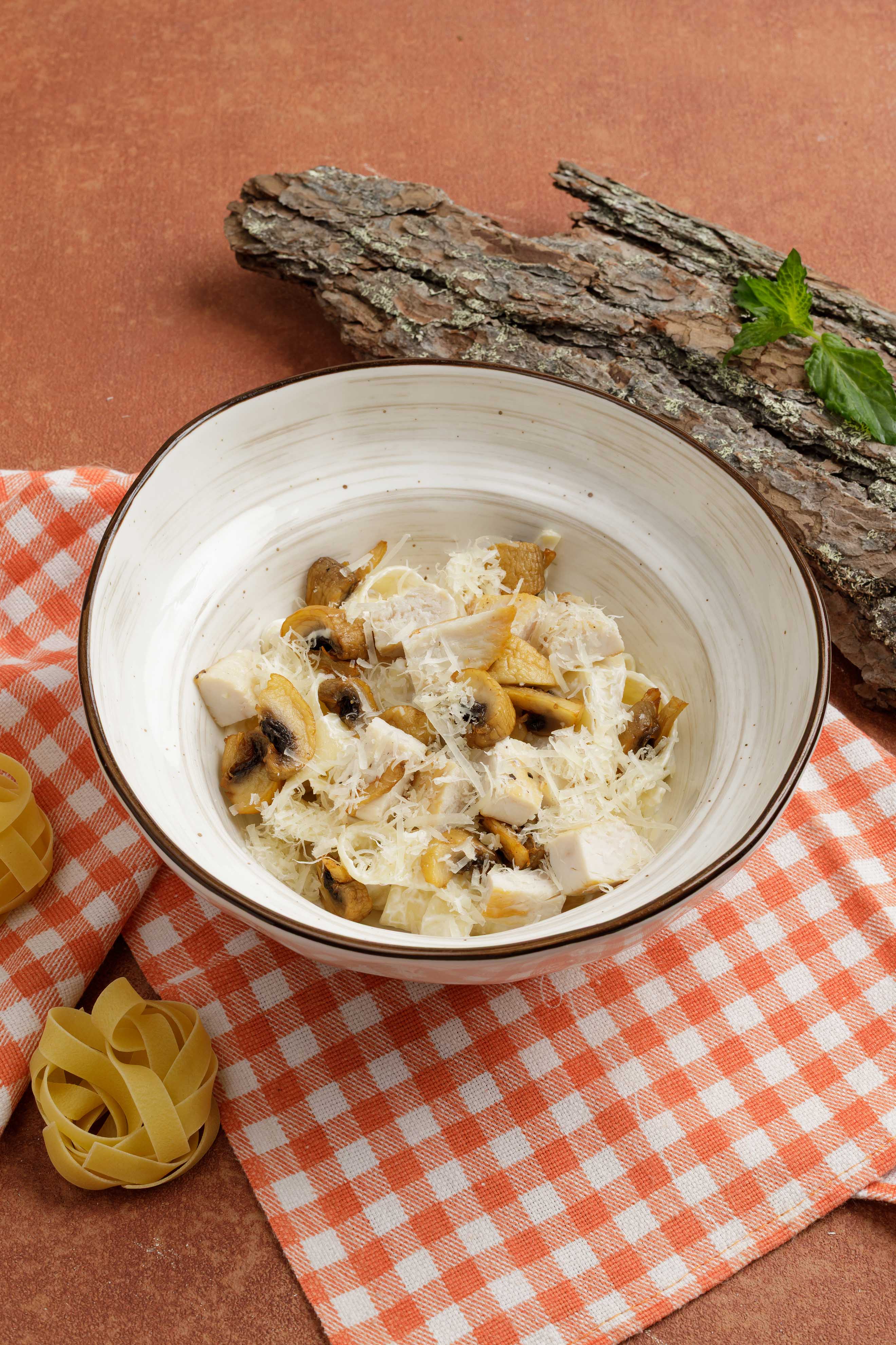 Паста фетучини с курой и грибами