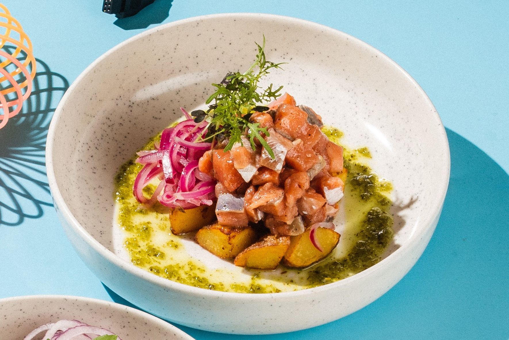 Малосольная кета с печеным картофелем и маринованным луком