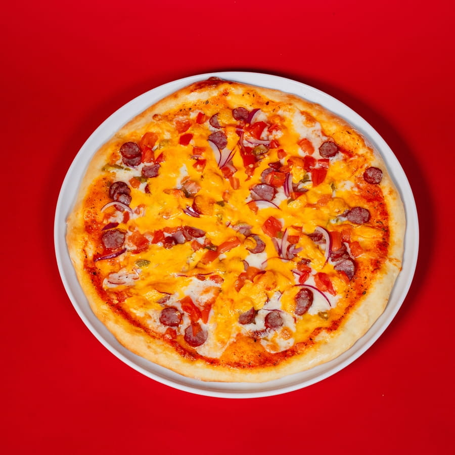 Пицца с охотничьими колбасками