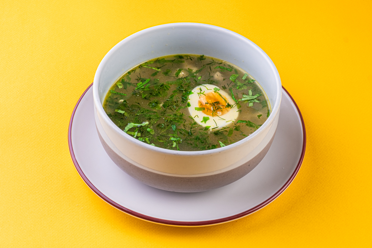 Куриный суп с фреголой, яйцом и зеленью