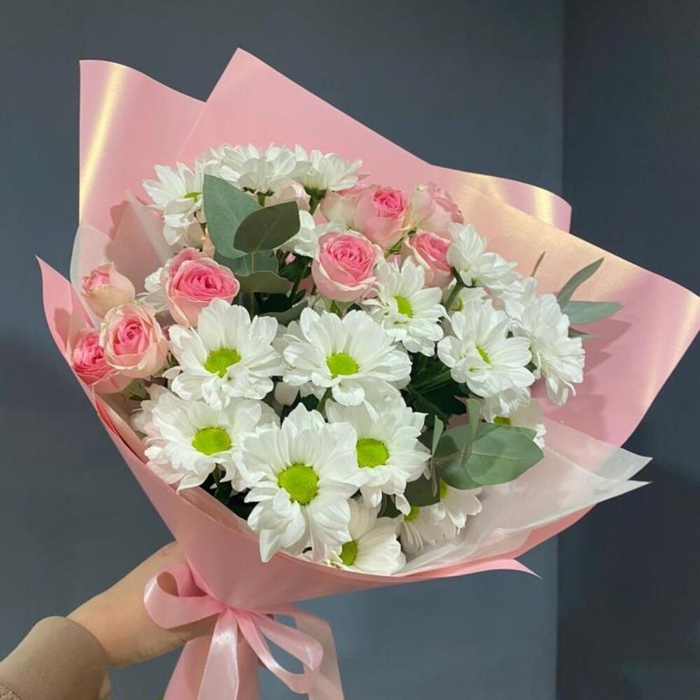 Букет хризантем с кустовой розой