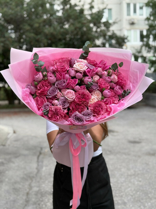 Розовый букет из одноголовых и кустовых пионовидных роз