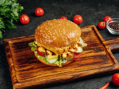 Шеф-бургер с бараниной и халапеньо