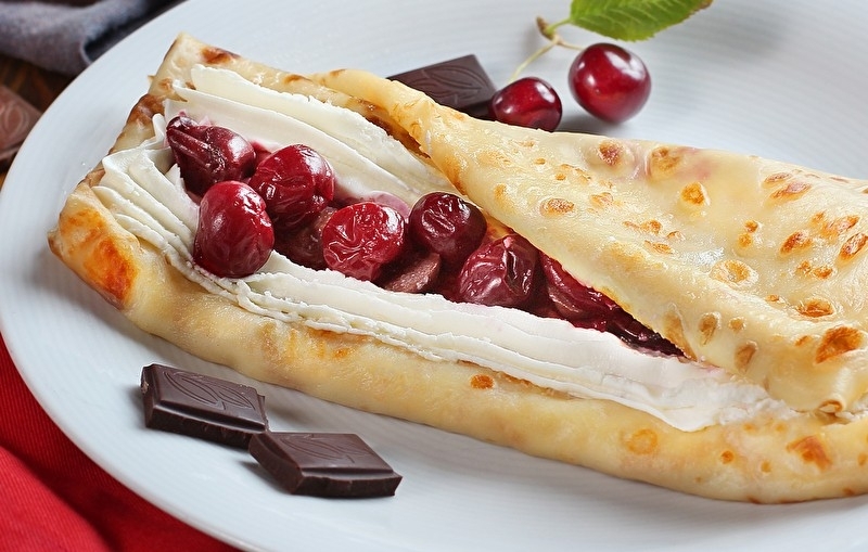 Вкусноблин с вишней, маскарпоне и тёмным шоколадом