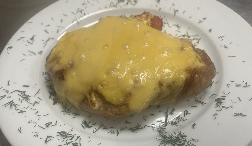 Свинина, запечённая с помидорами и сыром