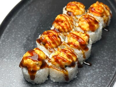 Запеченный ролл с лососем