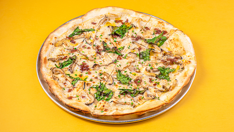 Пицца с грибами, луковым конфитюром и шпинатом