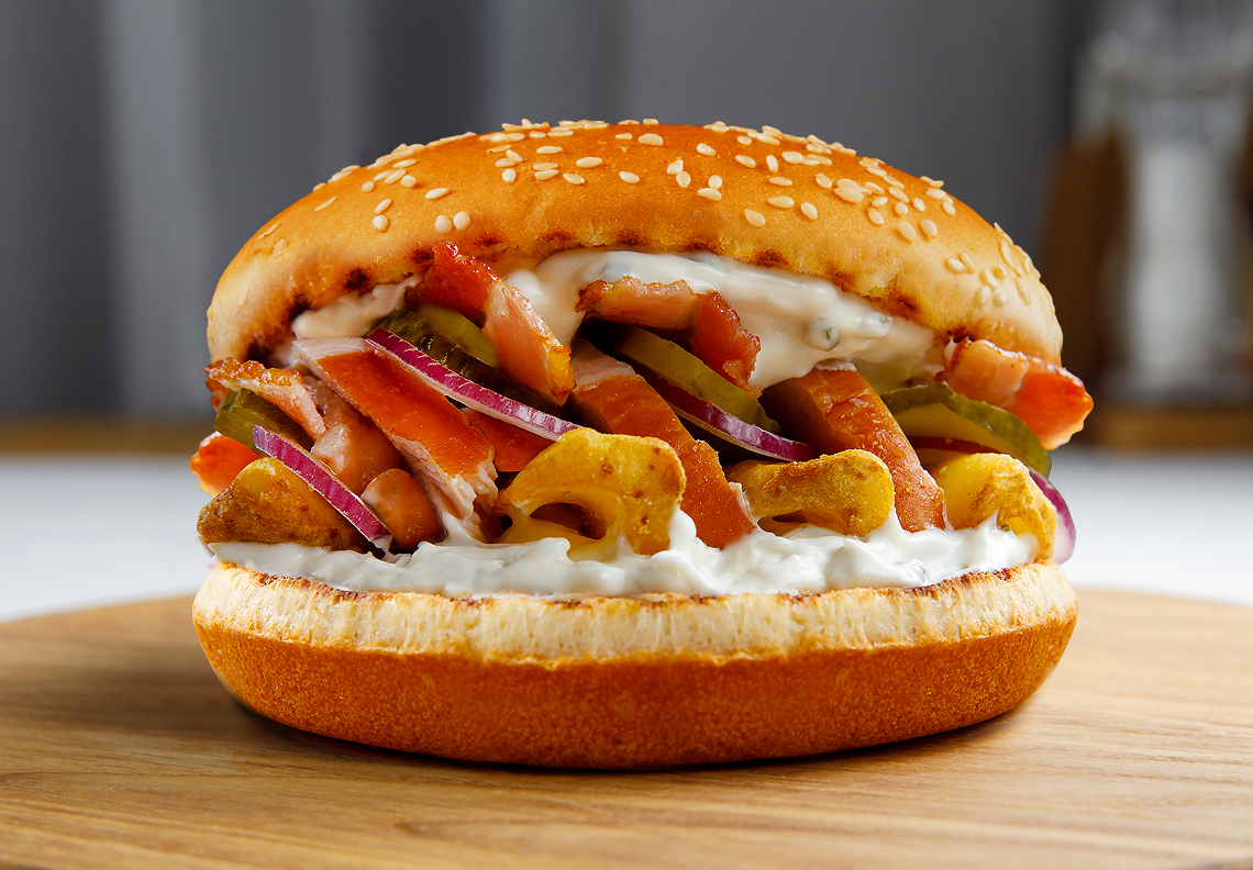 Бургер с копченым куриным филе, беконом и картофелем фри