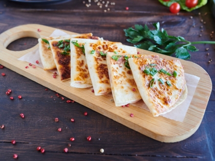 Кессадилья с сыром и ветчиной