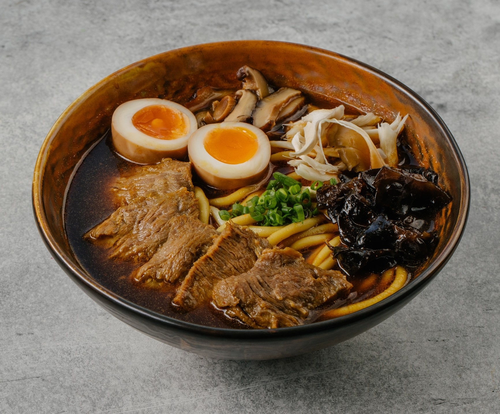 Согревающий карри рамен с говядиной и древесными грибами