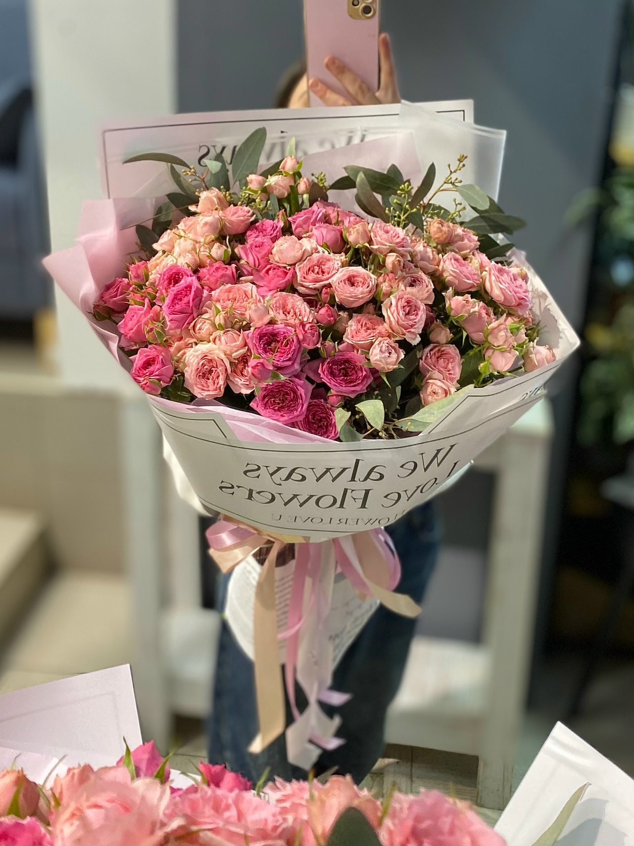 Букет в газетной упаковке с кустовой розой