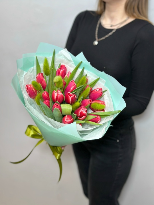 Яркие тюльпаны с сухоцветам