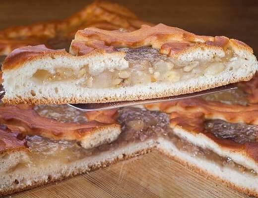 Пирог с грушей и орехами