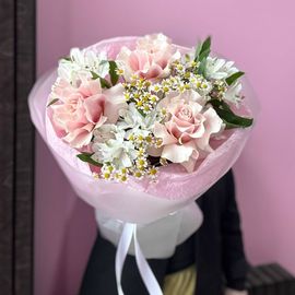 Альстромерии с ромашками и розами