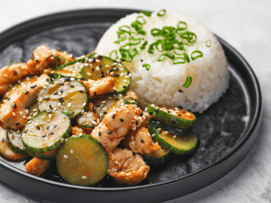 Цыплёнок с жареными огурцами