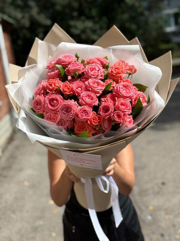 Букет из 9 пионовидных кустовых роз