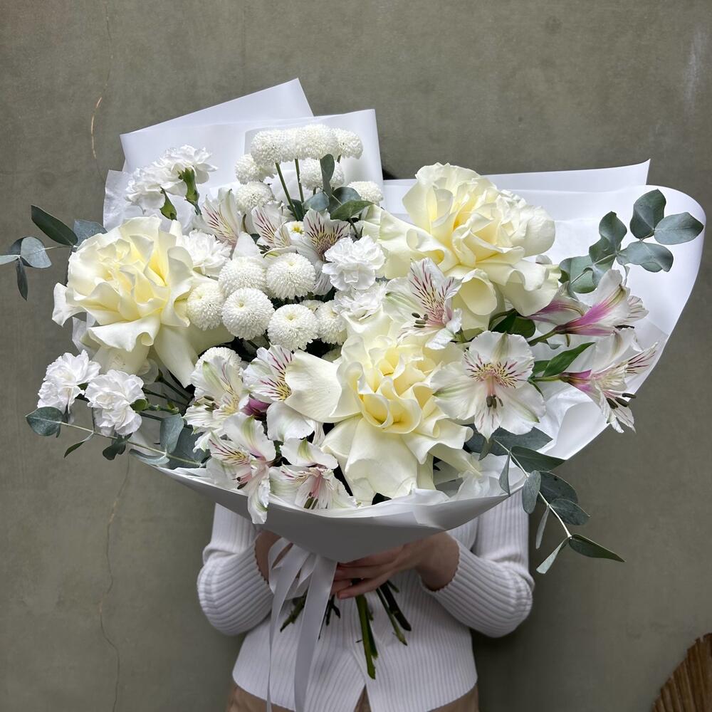 Нежный объемный букет французских роз с альстромериями, диантусами и хризантемами