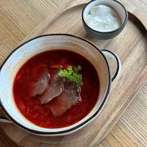 Борщ с говядиной и сметаной