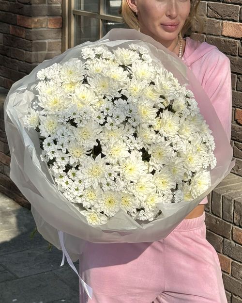 Букет из белых кустовых хризантем