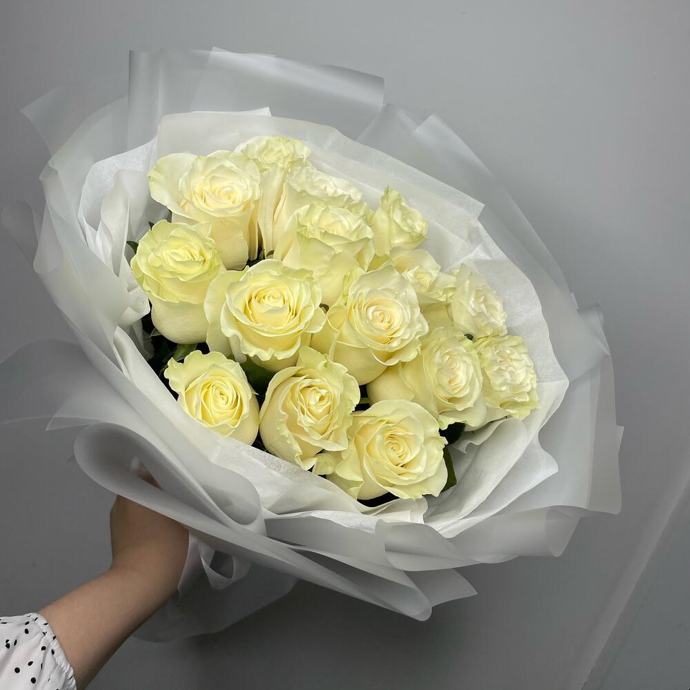 Моно-букет из 15 белых роз