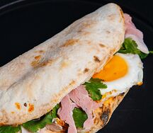 Итальянский сэндвич с беконом и яйцом