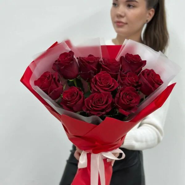 Букет из 11 бордовых роз в яркой матовой бумаге