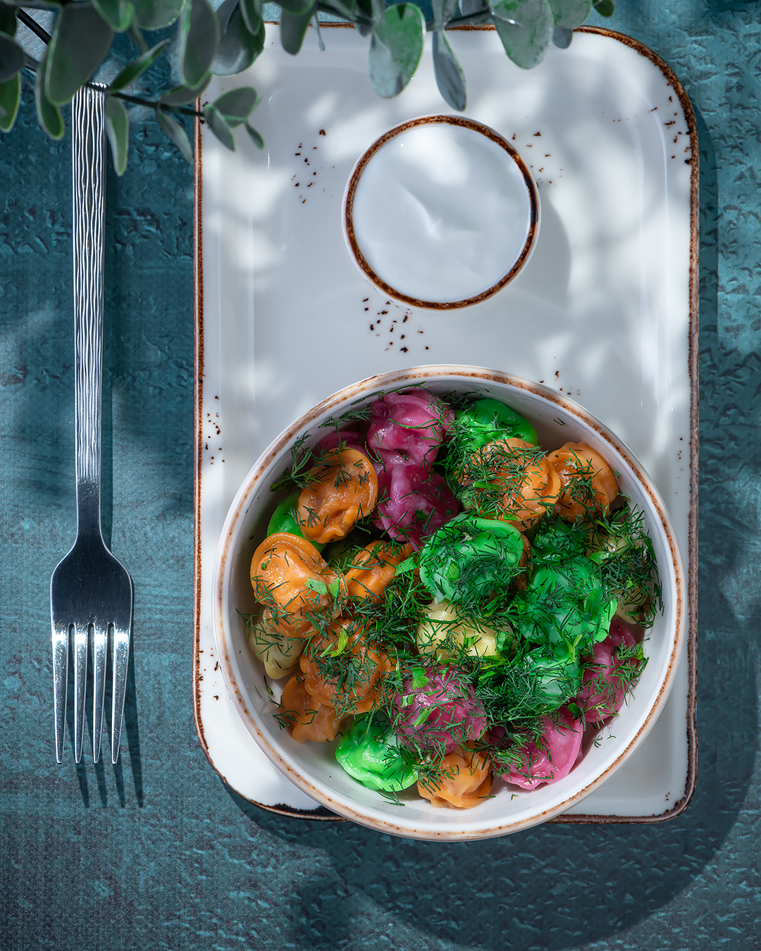 Пельмешки мясные разноцветные со сметаной