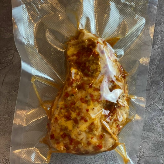 Куриная грудка с вялеными томатами и чесноком