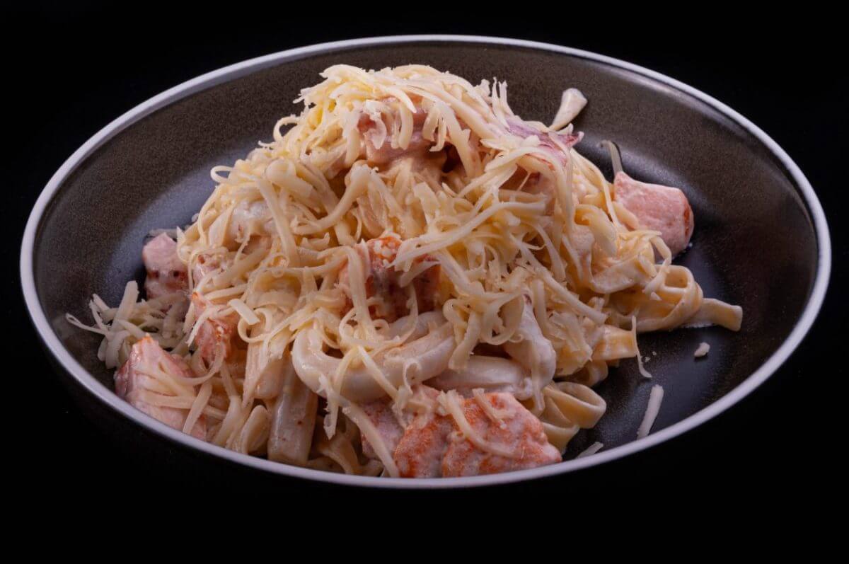 Феттучини с семгой, кальмаром и беконом