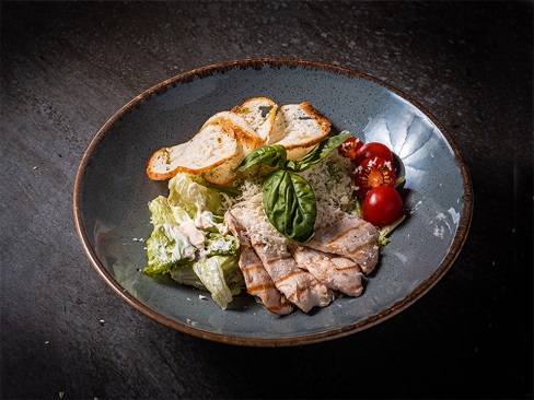 Салат Цезарь с курицей гриль