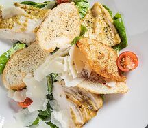 Салат Цезарь с курицей