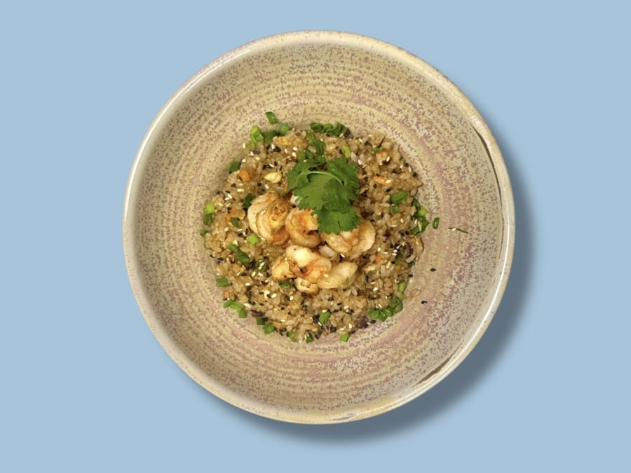 Wok чесночный рис с креветкой